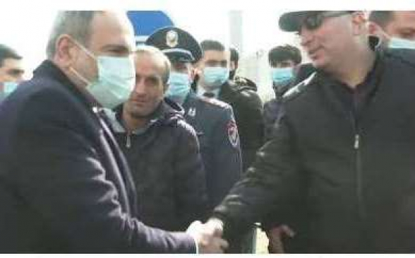 Глава арташатского отдела Полиции РА под видом «случайного прохожего» встретился с Николом Пашиняном (фото)