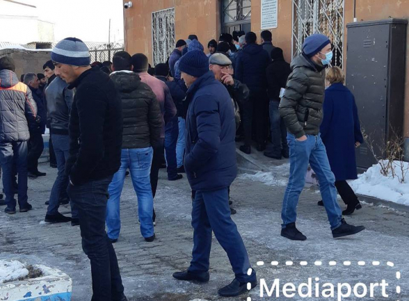 Ռուսաստան մեկնել ցանկացող քաղաքացիները վաղ առավոտից հերթ են կանգնել Գեղարքունիքի մարզային անձնագրային բաժանմունքներից մեկի մոտ