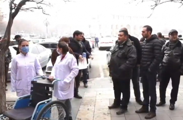 Բժիշկները եկել են խելագարի հետևից. ակցիա՝ Կառավարության դիմաց (տեսանյութ)