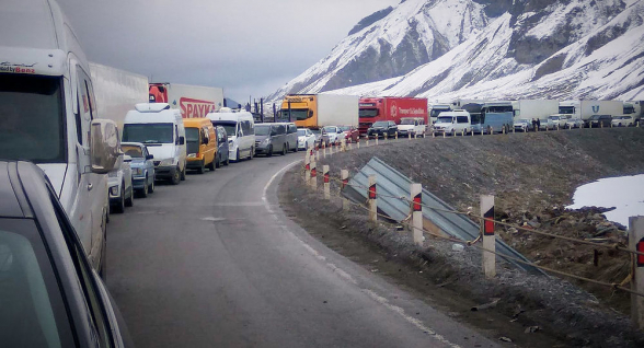 Дорога Степанцминда-Ларс открыта для всех видов автотранспорта: со стороны РФ скопилось 405 грузовиков