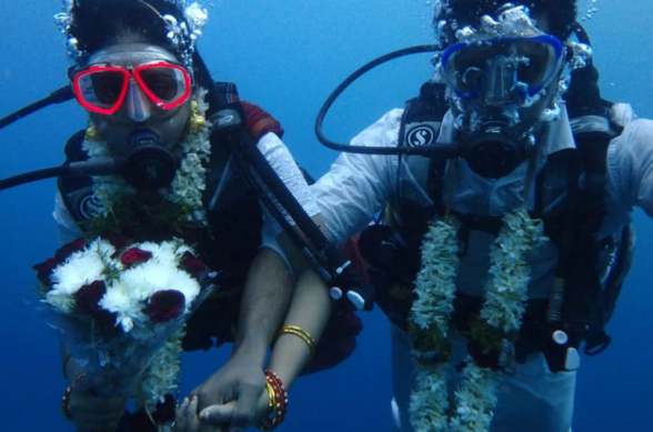 Հնդկաստանում զույգն իր հարսանեկան արարողությունն անցկացրել է ծովի հատակին՝ 20 մետր խորության վրա
