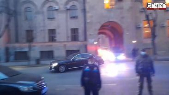 Кортеж Пашиняна продолжают сопровождать выкриками «Никол – предатель»