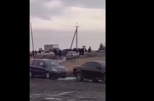 Զինվորների ծնողները երկու կողմից փակել են Արմավիր-Գյումրի և Գյումրի-Երևան ավտոճանապարհները՝ պահանջելով Նիկոլ Փաշինյանի հրաժարականը (տեսանյութ)