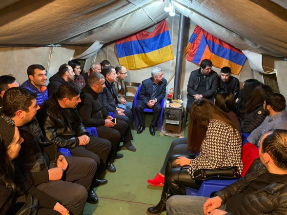 Серж Саргсян посетил палатку Движения по спасению Родины (фото)