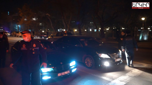 ««Мой шаг» – предатель»: депутатов НС унижают у здания парламента (видео)