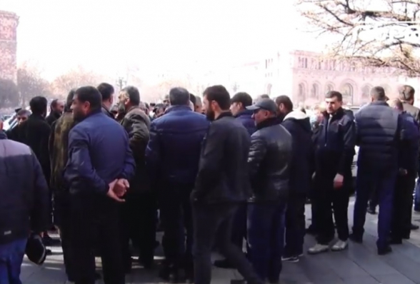 Акция протеста родственников без вести пропавших военнослужащих у здания Правительства РА (видео)