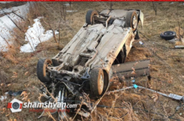 Լոռու մարզում 22-ամյա վարորդը Mercedes-ով բախվել է էլեկտրասյանը, տապալել այն, մի քանի պտույտ շրջվելով, գլխիվայր հայտնվել հողամասում. կա 1 զոհ, 2 վիրավոր