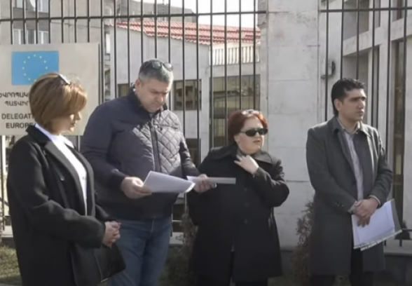 «Քաղաքական հետապնդում է, մեզ լռեցնելու քայլ». եթերազրկված Հ2-ի անձնակազմը նամակ հանձնեց ՀՀ-ում ԵՄ ներկայացուցչությանը (տեսանյութ)