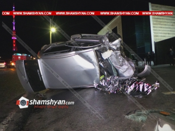 Երևանում բախվել են Mercedes քարշակն ու Toyota Passo-ն. վերջինս կողաշրջվել է. կա 1 զոհ, 2 վիրավոր