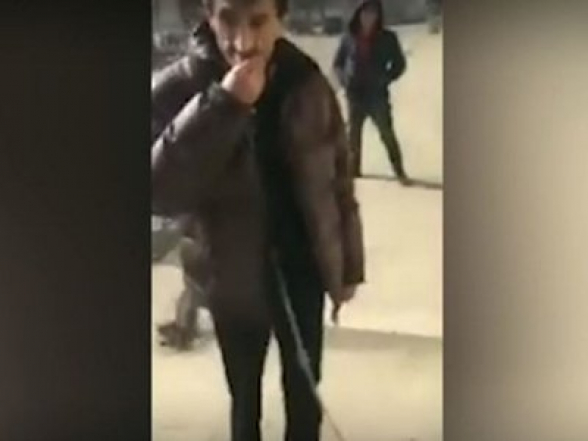 В Азербайджане мужчина приковал больного человека к столбу из-за бутылки газировки
