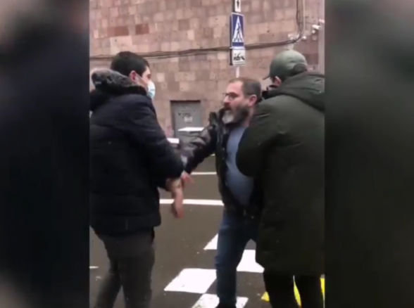 Ոստիկան ներկայացած անձինք առևանգեցին Նարեկ Մալյանին (տեսանյութ)