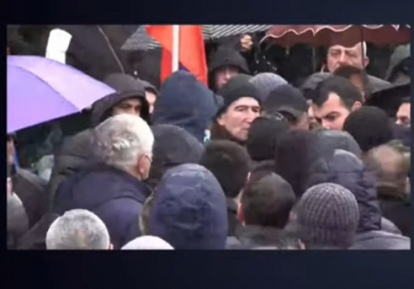 Провокаторы попытались сорвать митинг на площади Свободы (видео)