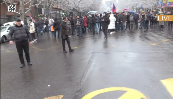Граждане перекрыли проезжую часть улиц Саят-Нова и Абовяна (видео)