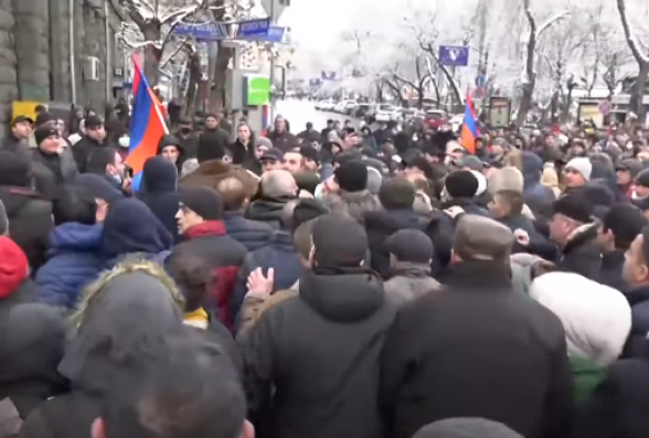 В ходе акции протеста на проспекте Баграмяна произошла потасовка (видео)
