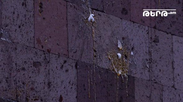 Участники шествия с требованием отставки Пашиняна забросали здание ССС яйцами