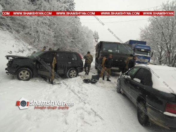Ճանապարհի մերկասառույցի պատճառով Սյունիքի մարզում բախվել են Nissan XTrail-ն ու Opel Astra-ն. վերջիններս էլ բախվել են KamAZ-ին. կան վիրավորներ
