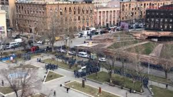 Правительственные здания и прилегающие улицы оцеплены многочисленными рядами полиции: десятки граждан подвергнуты приводу (видео)