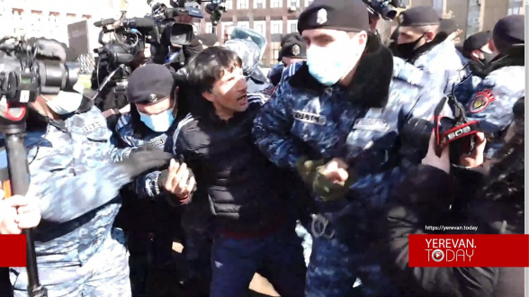 Ոստիկանները բռնի ուժ գործադրելով բերման ենթարկեցին քաղաքացիների (տեսանյութ)