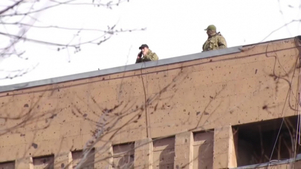 Снайперы на крыше здания Правительства РА
