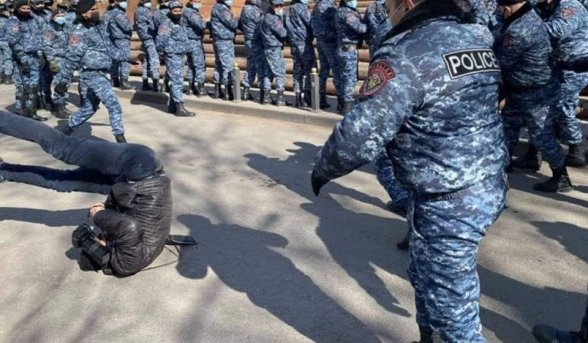 Ոստիկանները գետնին տապալեցին օպերատորին