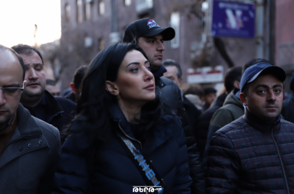 Դուք պարտավոր եք հասկանալ, որ ոստիկանապետը Փաշինյան Նիկոլի ընկերն ու հանցակիցն է և հետևաբար, դուք ձեր երեխաների դեմ հանցանք անելու իրավունք չունեք. Արփինե Հովհաննիսյանը դիմեց ոստիկաններին (տեսանյութ)