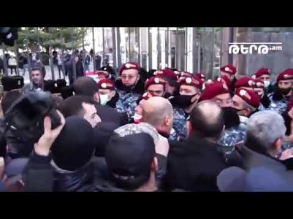 Լարված իրավիճակ՝ ՀՊՏՀ-ի մոտ, ոստիկանները խոչընդոտում էին ակցիայի մասնակիցների մուտքը