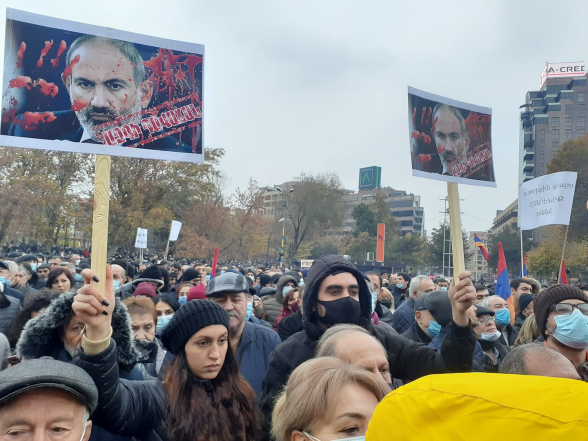 Народ выходит на улицу в поддержку заявления Генштаба ВС Армении