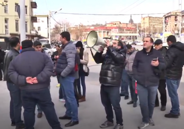 «Призываем полицейских присоединиться к армии и народу и потребовать отставки Пашиняна»: граждане проводят акцию у здания Полиции (прямой эфир)