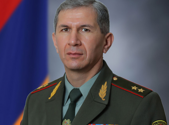 ԳՇ պետ Օնիկ Գասպարյանը կտրուկ մերժել է հրաժարական տալու պահանջը՝ ասելով. «բանակի պահանջները անբեկանելի են»