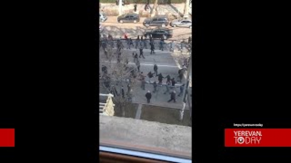 «Хоровод» из красных беретов, телохранителей и немногочисленных сторонников Никола