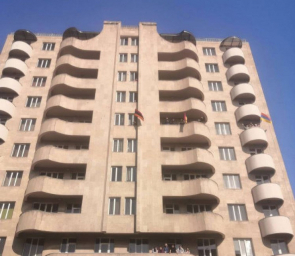 Քաղաքացիները պատշգամբներից ողջունում են Փաշինյանի հրաժարականի պահանջով երթի մասնակիցներին