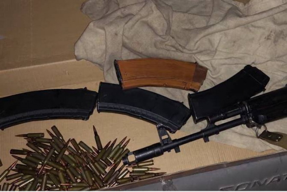 Բերման ենթարկվածի մեքենայում Արցախից բերված ապօրինի ինքնաձիգ է հայտնաբերվել (տեսանյութ)