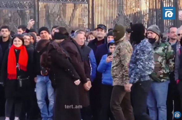 У парламента Армении показали футуристическое представление «Расстрел Чаушеску или смерть предателям!»