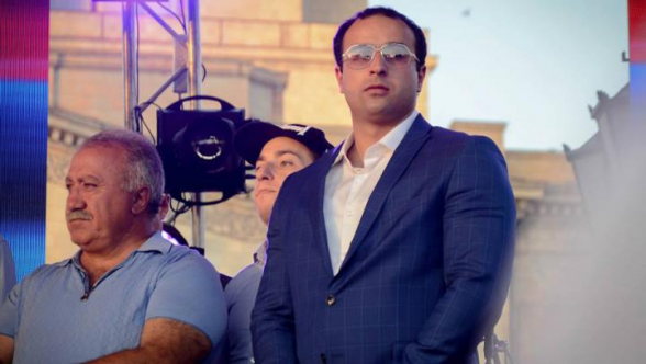 Ռուսաստանից պատերազմի համար օգնությունը յուրացրել և վաճառել է Շիշ բռնողը