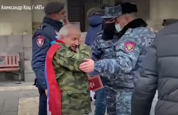 Сторонники Пашиняна напали на требующего его отставки старика