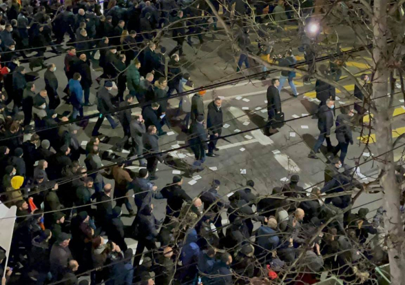 Կապիտուլյանտն անձամբ անցավ թռուցիկների վրայով, որոնց վրա գրված է՝ նիկոլ դավաճան (տեսանյութ, լուսանկար)