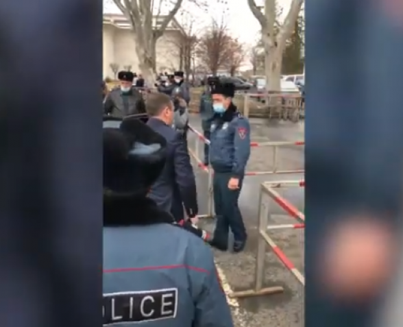 Քոչարյանի աջակիցները դատախազներին դիմավորեցին «ամոթ, ամոթ» վանկարկումներով