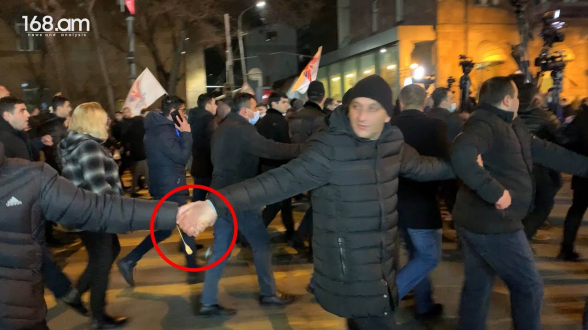 Բացի ոստիկանությունից, Փաշինյանին հսկում էին նաև մի քանի շարք քաղաքացիական հագուստներով ծառայողներ (տեսանյութ)