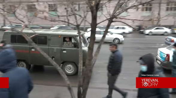 «Նիկոլ դավաճան» վանկարկող երթի մասնակիցներին ազդանշանններով ողջունեց նաև ՊՆ համարանիշներով մեքենան