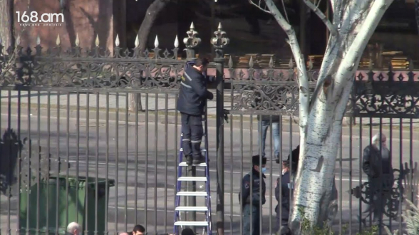 Ազգային ժողովի դարպասները զոդել են (տեսանյութ)