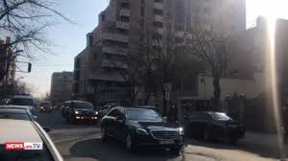 Пашинян приехал в НС в сопровождении большого количества охраны