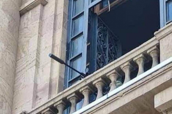 Հենց հիմա ԱԺ-ի շենքից դիպուկահարի զենքն ուղղված է Բաղրամյան պողոտայում Փաշինյանի հրաժարականը պահանջող ժողովրդի վրա