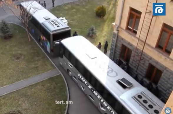 Ավտոբուսներով տարված ոստիկաններ ու դիմակավորված անձինք` ԱԺ դարպասներից ներս