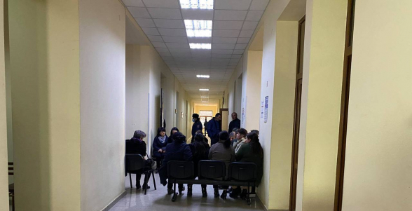 Շիրակի մարզի գերեվարված զինվորների ծնողները բողոքի ակցիա են իրականացնում մարզպետարանի շենքում