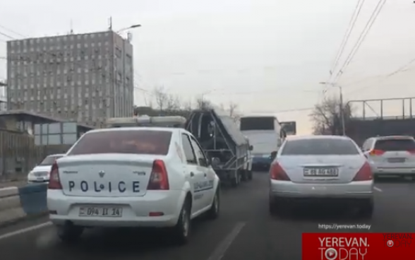 В центр Еревана с утра стягиваются полицейские силы, подвозится техника и колючая проволока (видео)