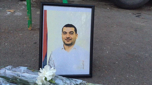 Эффект бумеранга: граждане возложили венок во дворе депутата Грачья Акопяна (видео)