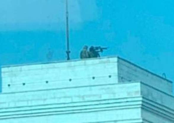 На крыше здания Минкульта разместили снайперов (фото)
