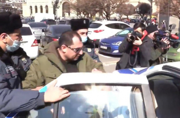 Ոստիկանները բերման ենթարկեցին ցուցարարներին, որոնք Փաշինյանի համար բերված իրերով լցված պայուսակով բողոքի ակցիա էին անում Կառավարության շենքի դիմաց (տեսանյութ)