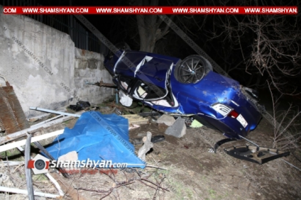 Երևանում 33-ամյա վարորդը BMW-ով բախվել է արգելապատնեշներին, 30 մետր օդով առաջ ընթանալով՝ կոտրել զինկոմիսարիատի երկաթե ճաղավանդակներն ու կողաշրջվել. վարորդը տեղում, ուղևորուհին՝ հիվանդանոցի ճանապարհին՝ մահացել են