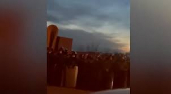 К правительственным особнякам стянуты большие силы полиции